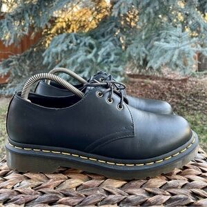 Dr Martens 25715 Black Smooth Leather 6-eye Lace-up Women’s Oxfords.  Size 8